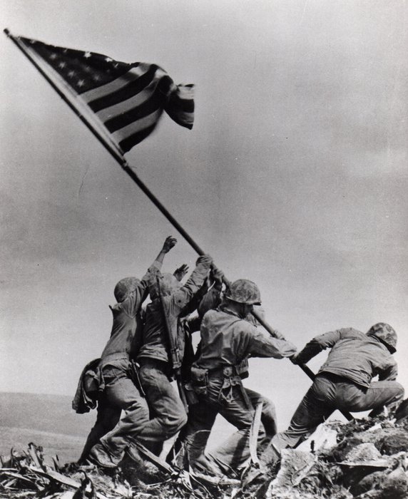 Amerikan askerleri Iwo-Jima'daki Suribachi Tepesi’ne bayrak dikerken
