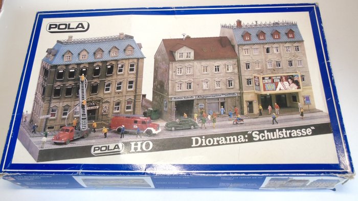 Pola H0 - 101/162 - Diorama "Schulstraße" mit Kino, Schule, Sanitär-Unternehmen und Abbruchhaus