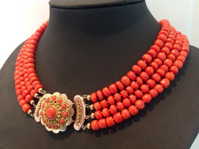 Antique gold necklace from Zeeland with four strands of precious coral