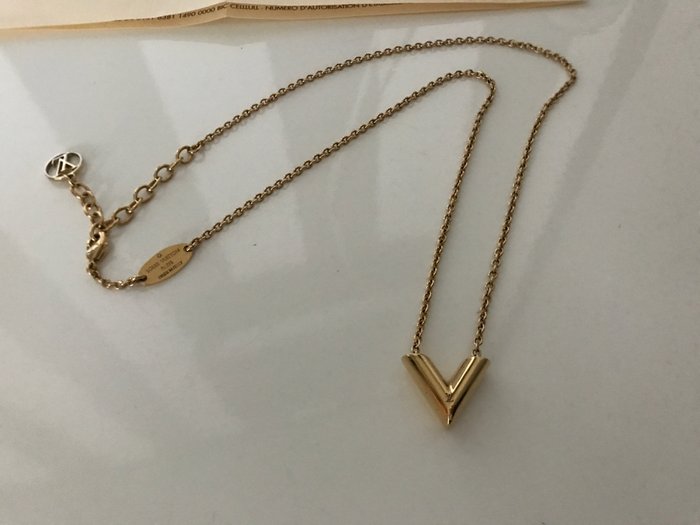 Louis Vuitton essential V necklace - Catawiki
