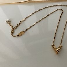 Louis Vuitton essential V necklace - Catawiki