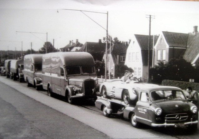 Image/Œuvre d’art - 70x50 cm/Lim 50 Pcs - Mercedes-Benz - Racing Transporter Convoy (Das Blauwe Wunder) - Swedish Grand Prix 1955