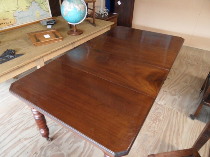 A Victorian Mahogany Extending Dining Table Patented By Catawiki