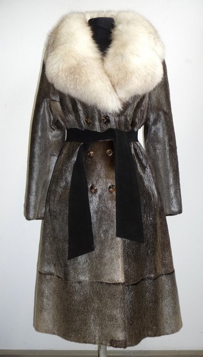 Elegant feminine fur coat with luxurious blue fox fur - Catawiki