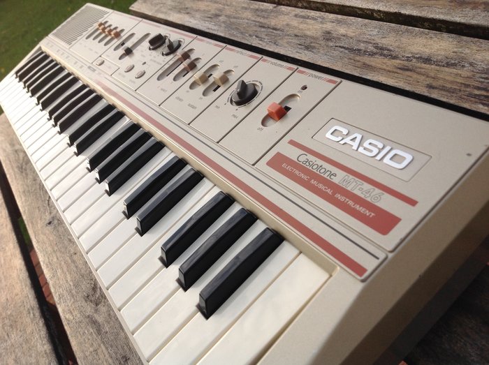 Casiotone MT-46 (1982) - Vintage Keyboard with 49 keys, 8 sounds, 8 rhythms, arpeggio and vibrato - Rare Collector’s Item