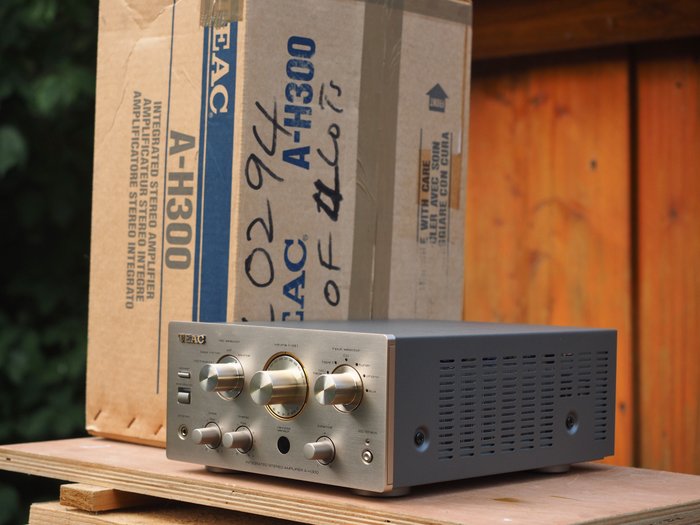 TEAC A-H300 stereo versterker met opvallend compact design. Nieuw in doos met ongebruikte remote en manual