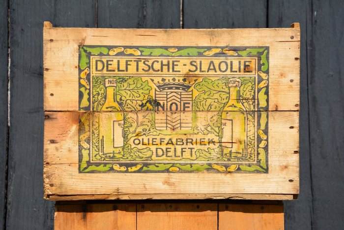 Wooden box - DELFTSCHE SALAOLIE, N.O.F. OLIEFABRIEK DELFT - with decor after the design by Theodorus van Hoytema (1863-1917)