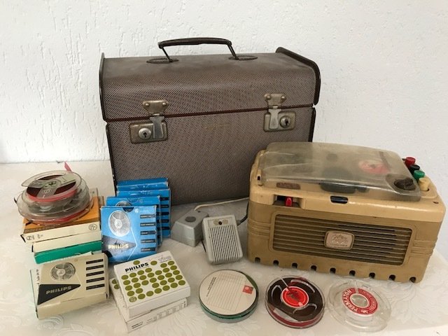 Vintage Geloso G 255 SP tape recorder & microphone, various tapes and case