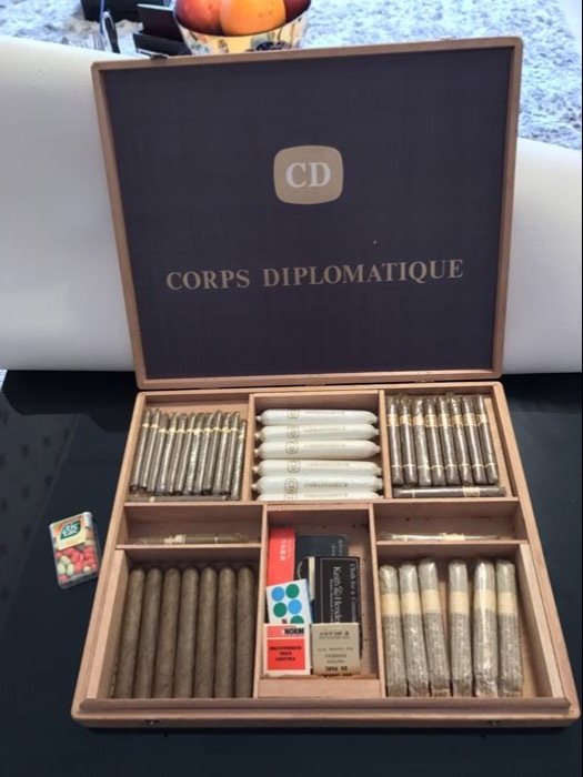 Very large commemorative box of cigars of all kinds of the superb Corps Diplomatique!