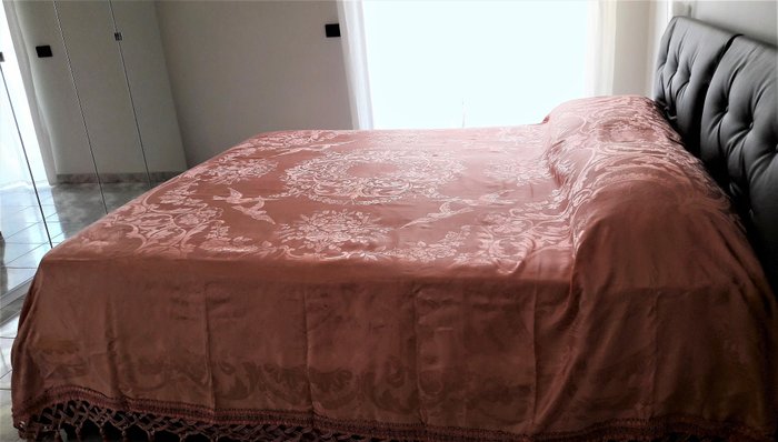 Antique double bedspread made of precious Damask silk by the silk farms of San Leucio - antique pink colour