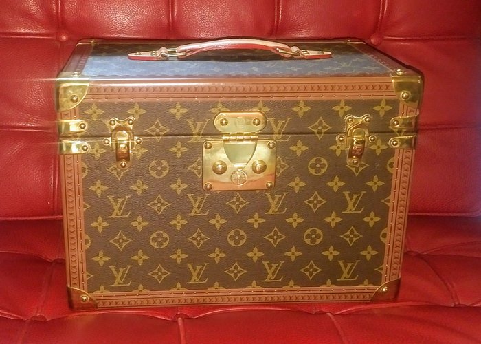 Louis Vuitton Vintage 'Boite Pharmacie' cosmetic case  Louis vuitton, Louis  vuitton luggage, Louis vuitton makeup bag