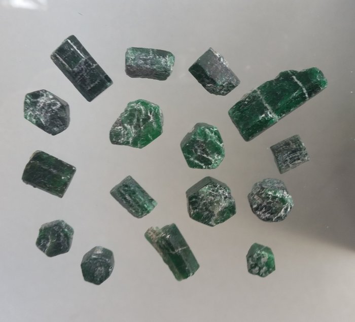 Rough emerald crystals - approx. 25 g. - 114 ct. (16)