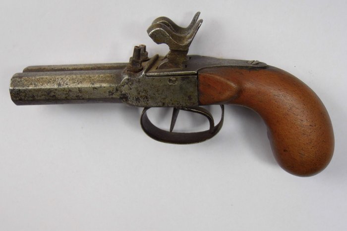 Pistolet à percussion à double canons octogonaux. 12 mm. De coffre ou coup de poing. Milieu du 18e siècle