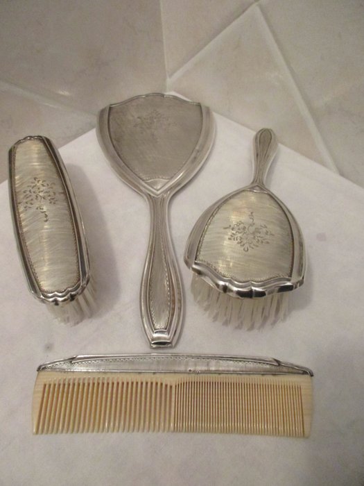 Set completo da toilette in argento. Italia, 1940 ca. 