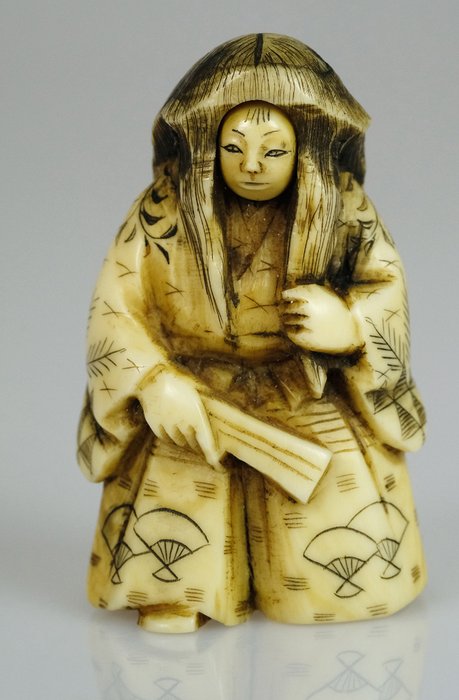 Ivory netsuke - Noh actor with fan and rotating face - signed - Japan - around 1920
