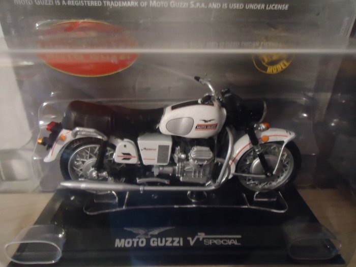 Die cast 1/24 Modellino Moto Guzzi Lodola by Starline 
