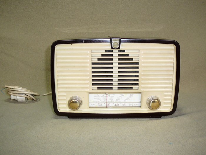 Small bakelite radio Philips BX 115 U 19