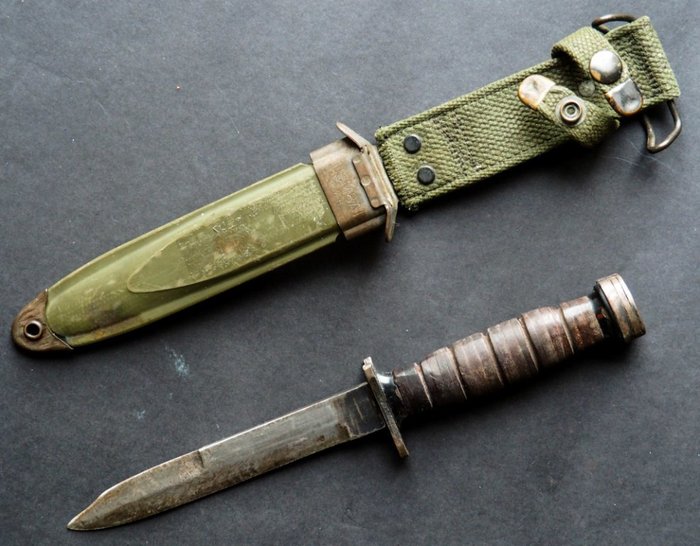 US army - bayonet combat knife in sheath marked US M8A1 - WW2