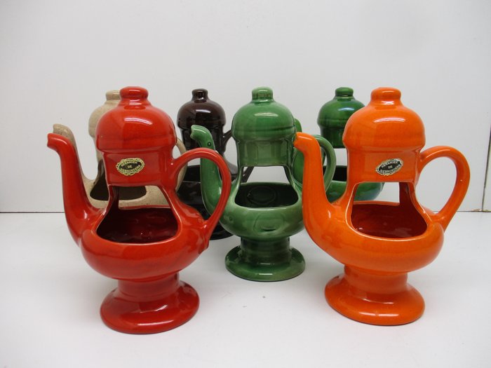 Keramiek de Gebroeders, six ceramic hanging pots in teapot model