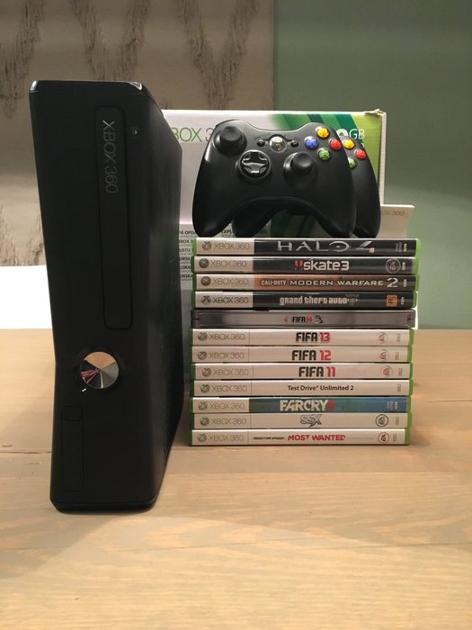 XBOX 360 S Model 1439 with 2 (wireless) controllers and - Catawiki