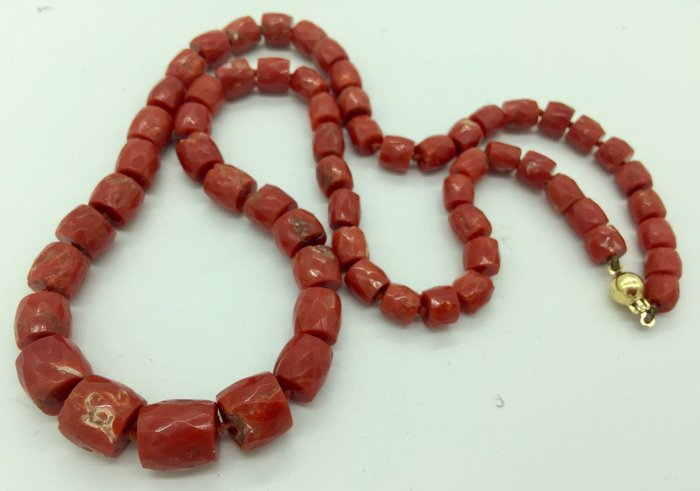Faceted, Graduated Red Mediterranean Coral Necklace (59g) with 750-Gold Clasp - Length: 59cm