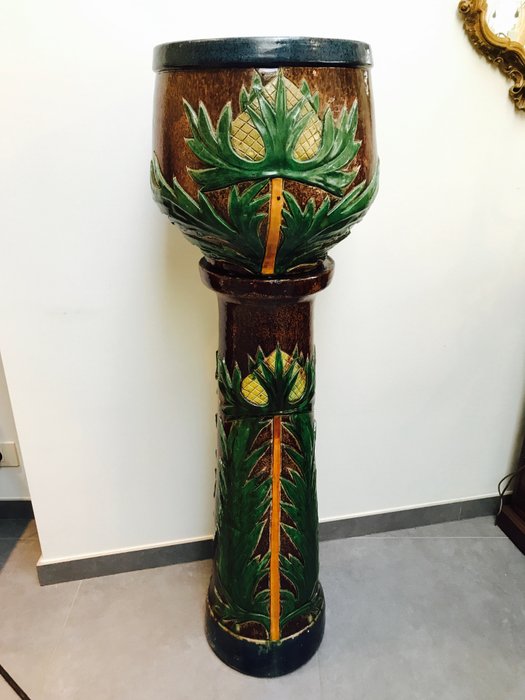 Flemish earthenware pedestal with cachepot
