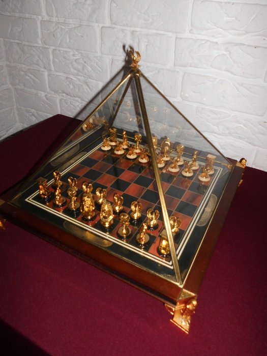 Franklin Mint - The King Tutankhamun Egyptian chess set - 24 carat gold-plated, super nice!