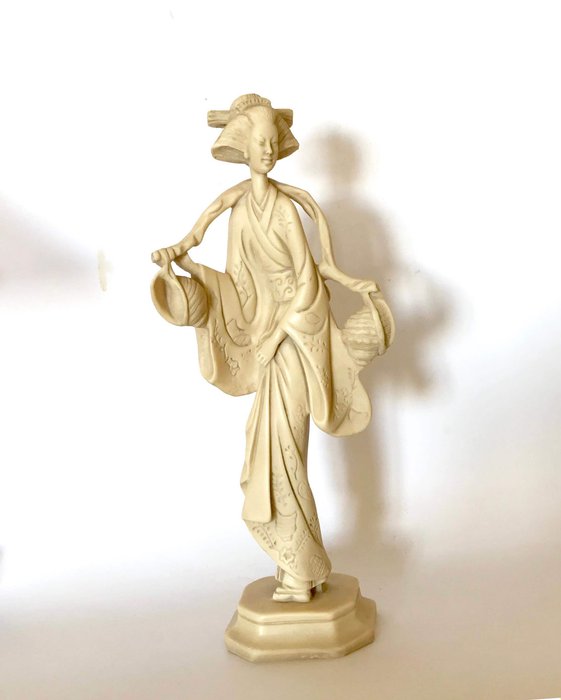 Statuetta - avoriolina  - 'Portatrice d'acqua' - Giappone - Seconda metà del 20° secolo