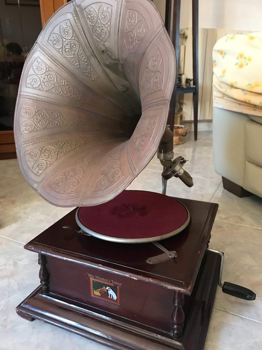 Exceptional lot: Antique wooden gramophone “La Voce Del Padrone” (His Master’s Voice) in perfect working condition + about 300 needles + 5 needle locking screws