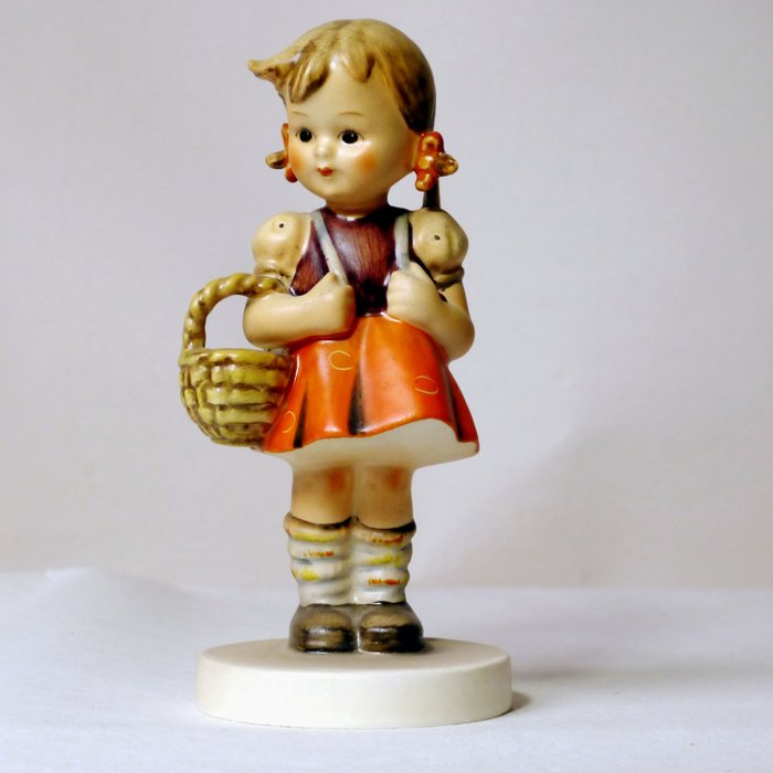 Goebel Hummel Figurine No. 81/0 "School Girl"