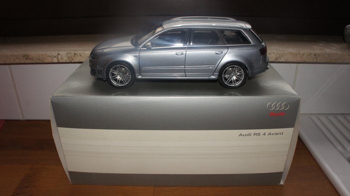Audi Dealer Model by Minichamps - Scale 1/18 Audi RS4 B7 - 4.2 Quattro Avant - Avus Silver