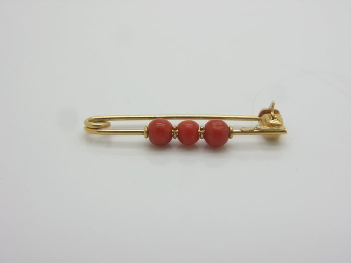 Safety pin in 18 kt yellow gold with 3 red Mediterranean coral beads measuring 4.4 mm in diameter