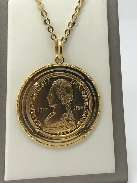 Aureus Magnus medal from Maria Theresia in simple 18 kt / 750 setting with long necklace