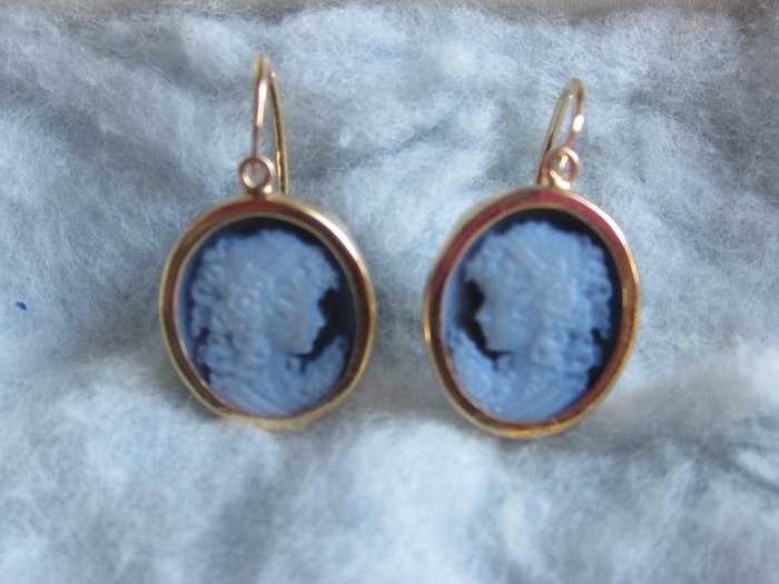 Sleeper earrings in 18 kt yellow gold and blue cameo