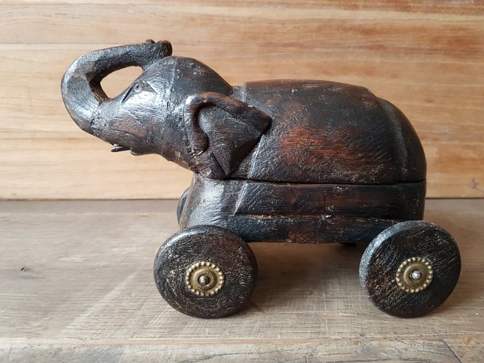 Vintage houten olifant op wielen als dekselkistje