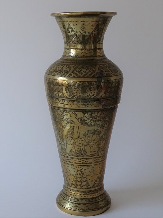 Grote en zware Wajang vaas van geel koper, 1ste helft 20ste eeuw - Indonesië