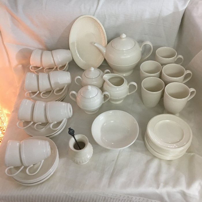 Wedgwood Queens Ware, Edme, Windsor 11 person tea service, 35 pieces