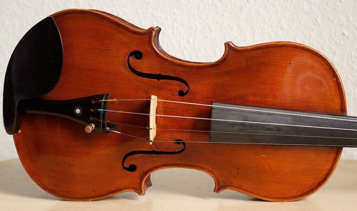 Violin in very good condition, marked: Joannes Baptista Guadagnini fecit Parma ferviens C S R 1741 (beautiful copy, appraised, see description)