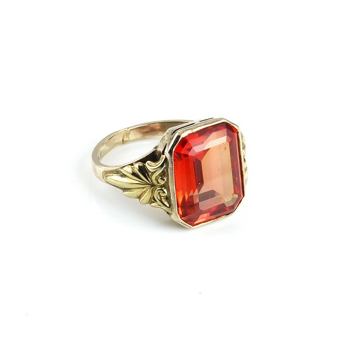 Antique ring gold 333 / 8 kt with red emerald-cut stone, Art Nouveau, circa 1900 - 1910 