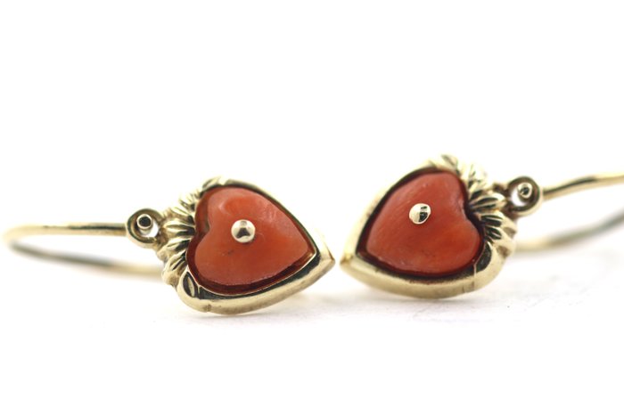 Vintage 333 8 kt gold children's earrings with coral pendants in heart shape - 14.86 x 6.25 mm