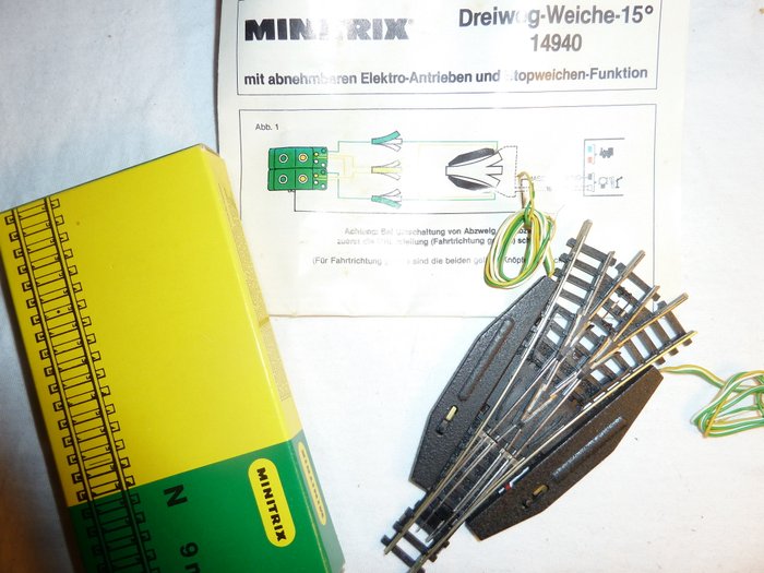 Minitrix N - 14940 - 遙控／變軌 - Elektrische 3-Weg-Weiche 15 ° - DB