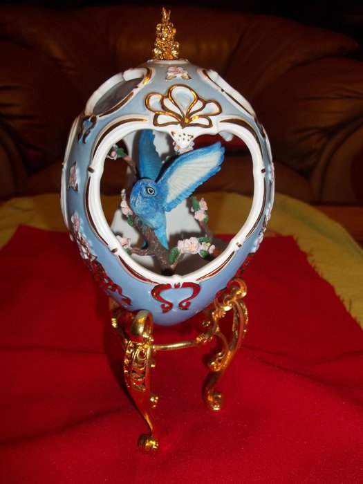Franklin Mint - House Of Fabergé Bluebird Egg with stand - height 21 cm - 24 carat gold plated - very good condition