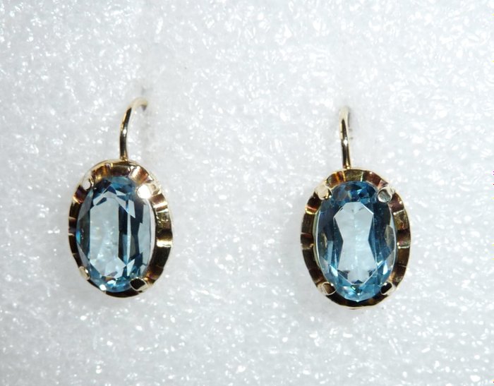 Antique earrings with hinged lever backs in 8 kt / 333 gold, aquamarine-coloured gemstone weighing approx. 4 ct