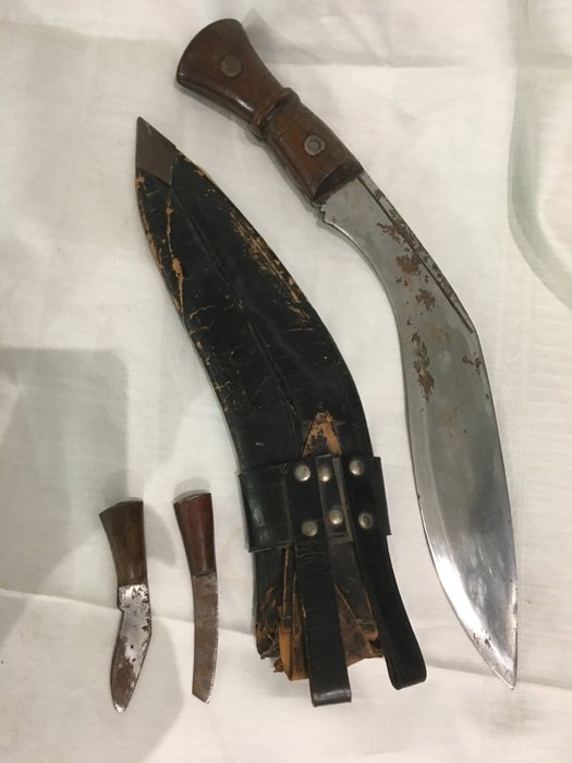 Complete Gurkha regiment large Kukri knife with buffalo horn blade in leather sheath, including chak-mak and karda - Nepal - 1940–1945