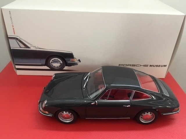 Autoart - Scale 1/18 - Porsche 911 2.0 Coupe 1964 Porsche Museum edition