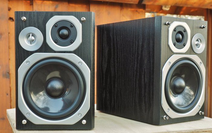 Panasonic SB-PMX-70: a compact 3-way system speakers in a beautiful, flawless Black-Ash version