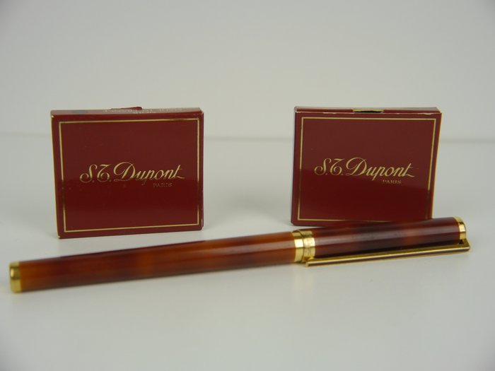 Original S. T. DuPont Laque de chine fountain pen, 750, 18-carat gold nib.