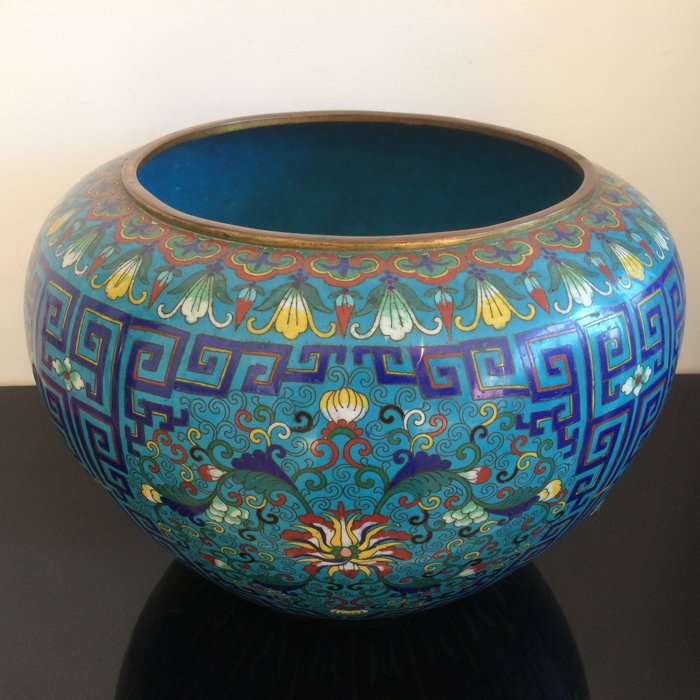 A large cloisonne Cache-pot - China - late 19th century 