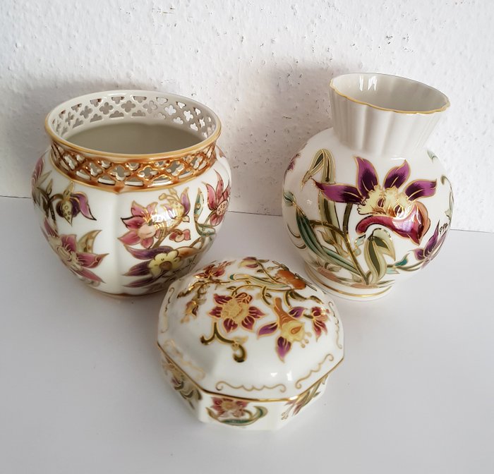Zsolnay Pecs - Porcelain figurine - Porcelain