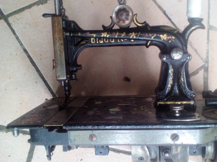 E. Brion Frères á Paris  - Rare Machine a Coudre, ca.1900 - Noir Laque Marqueterie de Nacre